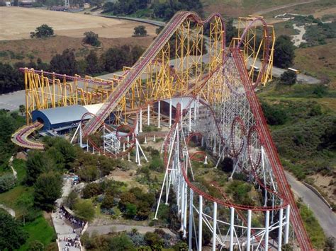 Is six flags magic mountain open on christmas day